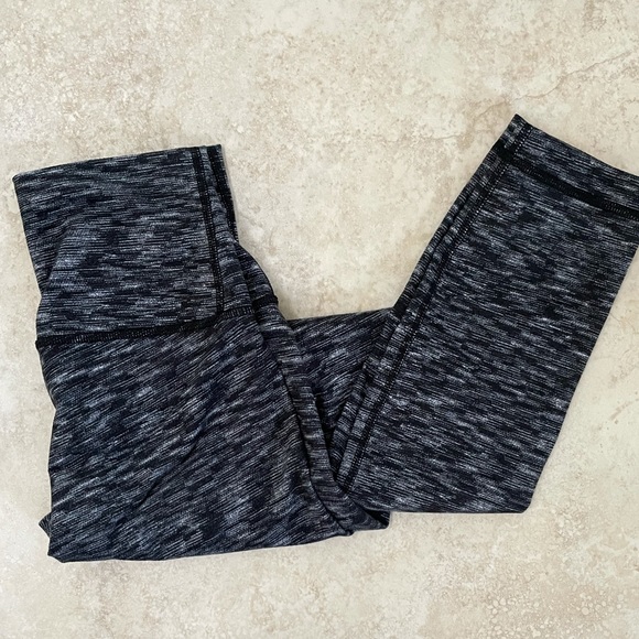 Lululemon crop leggings size 2 - Picture 4 of 4
